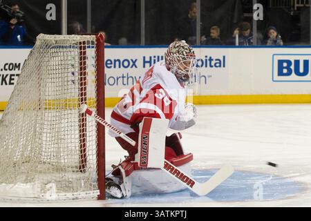 9 aprile 2016: Jimmy Howard (35), portiere dei Detroit Red Wings, si scalda durante la partita tra i New York Rangers e i Detroit Red Wings al Madison Square Garden di Manhattan, New York. Credito obbligatorio: Kostas Lymperopoulos/CSM (immagine di credito: © Kostas Lymperopoulos/CSM tramite filo ZUMA) Foto Stock