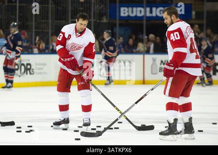 9 aprile 2016: L'ala sinistra dei Detroit Red Wings Henrik Zetterberg (40) e il centro dei Detroit Red Wings Pavel Datsyuk (13) si riscaldano durante la partita tra i New York Rangers e i Detroit Red Wings al Madison Square Garden di Manhattan, New York. Credito obbligatorio: Kostas Lymperopoulos/CSM (immagine di credito: © Kostas Lymperopoulos/CSM tramite filo ZUMA) Foto Stock