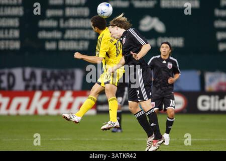 Alejandro Moreno del Columbus Crew (L) contesta un colpo di testa contro Gonzalo Peralta del DC United (R) durante una partita di Major League Soccer il 17 aprile 2008 al RFK Stadium di Washington, DC. Solo uso editoriale. Uso commerciale vietato. Foto Stock