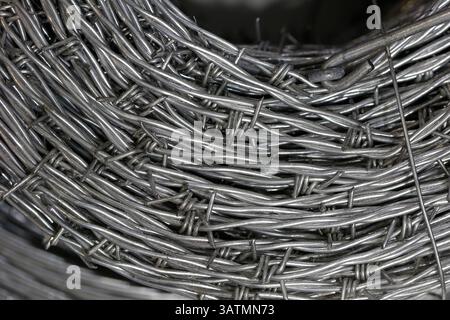 Primo piano del rotolo di filo spinato Foto Stock