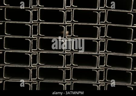 Gruppo di prodotti per tubi in acciaio piatto tubo quadrato prodotti in acciaio da costruzione come tubi in acciaio nero,. Esempi di prodotti siderurgici. Foto Stock