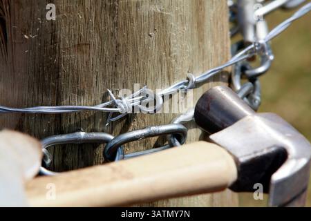 Dettaglio della costruzione di una nuova recinzione in acciaio nell'azienda agricola in campagna in Brasile Foto Stock