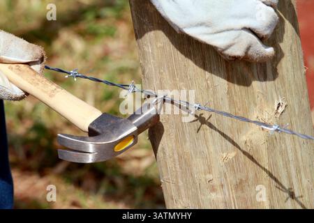 Dettaglio della costruzione di una nuova recinzione in acciaio nell'azienda agricola in campagna in Brasile Foto Stock