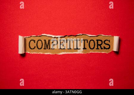 CONOSCI il documento DELLA CONCORRENZA con grafici, diagrammi, calcolatrice e una tazza di caffè profumato Foto Stock