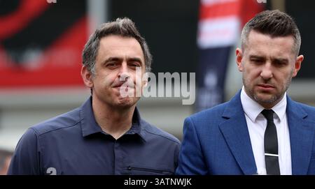 Sheffield, Regno Unito. 18 aprile 2025. Ronnie o'Sullivan (L) d'Inghilterra partecipa alla giornata mediatica dei Mondiali di snooker 2025 a Sheffield, in Gran Bretagna, il 18 aprile 2025. Crediti: Zhai Zheng/Xinhua/Alamy Live News Foto Stock