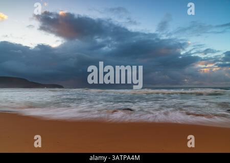 Moody Sunrise Seascape a Killcare Beach sulla costa centrale del nuovo Galles del Sud, Australia. Foto Stock