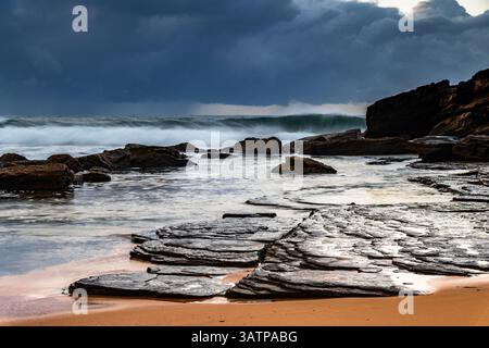 Moody Sunrise Seascape a Killcare Beach sulla costa centrale del nuovo Galles del Sud, Australia. Foto Stock