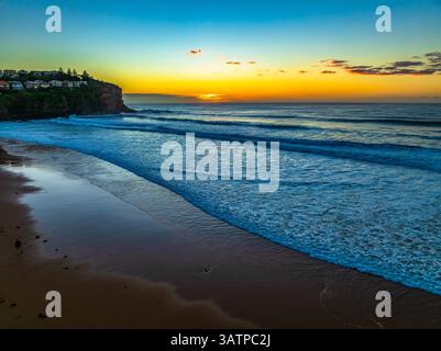 Aerial Sunrise Seascape con onde a Bilgola Beach sulle spiagge settentrionali di Sydney, NSW, Australia. Foto Stock