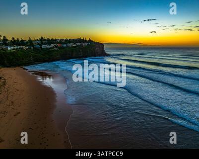 Aerial Sunrise Seascape con onde a Bilgola Beach sulle spiagge settentrionali di Sydney, NSW, Australia. Foto Stock