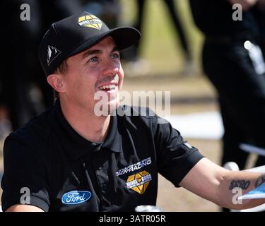 18 aprile 2025, Rockingham, Carolina del Nord, Stati Uniti: Il pilota e attore della NASCAR Craftsman Truck Series FRANKIE MUNIZ firma autografi prima della NASCAR Craftsman Truck Series Black's Tire 200 al circuito Rockingham Speedway. (Credit Image: © Timothy L. Hale/ZUMA Press Wire) SOLO PER USO EDITORIALE! Non per USO commerciale! Foto Stock
