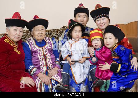 Grande famiglia buryat (mongola): Bisnonna, nonna, figlio con moglie e figli, in costumi nazionali Foto Stock