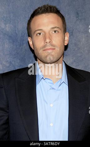 29 settembre 2007 - Hollywood, California, Stati Uniti - il direttore BEN AFFLECK ha promosso "Gone Baby Gone". Benjamin Geza Affleck-Boldt (New York, 15 agosto 1972), meglio conosciuto come Ben Affleck, è un attore e regista statunitense. Ha iniziato la sua carriera come attore bambino, recitando nella serie educativa della PBS The Voyage of the Mimi (1984, 1988). In seguito è apparso nella commedia Dazed and Confused (1993), film tra cui Chasing Amy (1997) e Dogma (1999). Affleck ha guadagnato fama quando lui e l'amico d'infanzia M. Damon hanno vinto il Golden Globe e l'Academy Award per la migliore sceneggiatura originale per Good Will Hunt Foto Stock