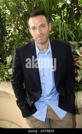 29 settembre 2007 - Hollywood, California, Stati Uniti - il direttore BEN AFFLECK ha promosso "Gone Baby Gone". Benjamin Geza Affleck-Boldt (New York, 15 agosto 1972), meglio conosciuto come Ben Affleck, è un attore e regista statunitense. Ha iniziato la sua carriera come attore bambino, recitando nella serie educativa della PBS The Voyage of the Mimi (1984, 1988). In seguito è apparso nella commedia Dazed and Confused (1993), film tra cui Chasing Amy (1997) e Dogma (1999). Affleck ha guadagnato fama quando lui e l'amico d'infanzia M. Damon hanno vinto il Golden Globe e l'Academy Award per la migliore sceneggiatura originale per Good Will Hunt Foto Stock