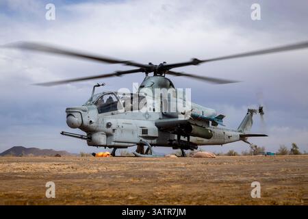 I piloti dell'AH-1Z Viper del corpo dei Marines assegnati al Marine Aviation Weapons and Tactics Squadron One (MAWTS-1), si preparano al decollo da un'armatura in avanti Foto Stock
