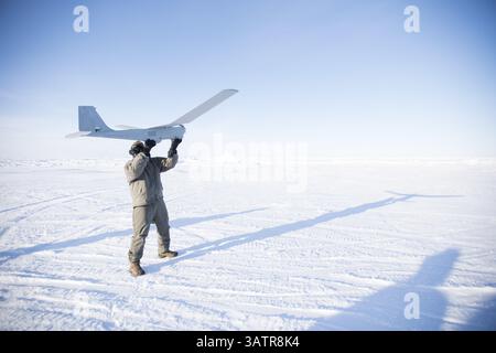 14 marzo 2016 - campo di ghiaccio Sargo, Stati Uniti d'America - Un soldato si prepara a lanciare un drone durante l'esercitazione militare multinazionale ICEX 2016 il 13 marzo 2016 nel Circolo Polare Artico. ICEX 2016 è un esercizio di cinque settimane progettato per ricercare, testare e valutare le capacità operative della regione (Credit Image: © Ssgt. Edward Eagerton/Planet Pix tramite cavo ZUMA) Foto Stock