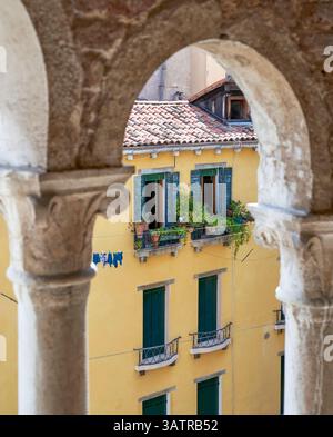 Vista della città dalle scale a chiocciola del palazzo Contarini del Bovolo. Venezia, Italia Foto Stock