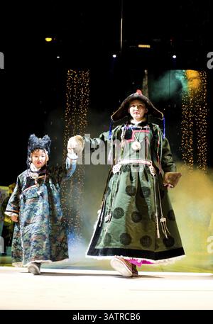 ULAN-UDE, RUSSIA - OTTOBRE 29: Una modella asiatica con una ragazza dimostra un abito in stile etnico (buryat, vicino alla mongolia) all'internaziona Foto Stock