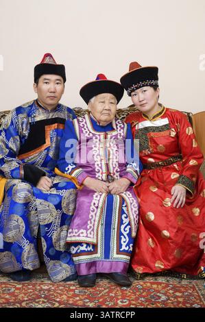 Famiglia Buryat (mongola): Nonna, nipote e sua moglie, in costumi nazionali Foto Stock