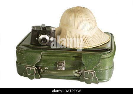 Valigia con cappello da safari e valigetta con fotocamera vecchia con cappello da safari e vecchia macchina fotografica - isolata su sfondo bianco Foto Stock