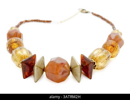 Una collana ambrata di grandi perline, su sfondo bianco Foto Stock