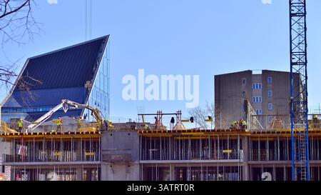 Varsavia, Polonia. 28 marzo 2025. Costruzione di un moderno quartiere verde e multifunzionale di Wola. Towarowa 22 è un progetto di formazione urbana attuato . Foto Stock