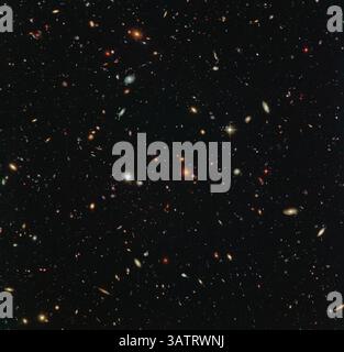 11 marzo 2016 - spazio - sbirciando nel profondo dell'universo primitivo, questa pittoresca osservazione parallela del campo del telescopio spaziale Hubble NASA/ESA rivela migliaia di galassie colorate che nuotano nell'oscurità oscura dello spazio. Anche alcune stelle in primo piano della nostra galassia, la via Lattea, sono visibili. Nell'ottobre 2013 la Wide Field camera 3 (WFC3) e la Advanced camera for Surveys (ACS) di Hubble iniziarono ad osservare questa porzione di cielo come parte del programma Frontier Fields. (Immagine di credito: © ESA, HST/NASA/ZUMAPRESS.com) Foto Stock