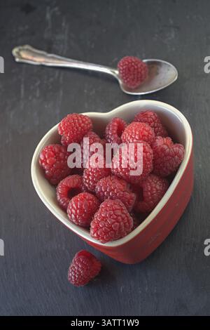 Lamponi in una teglia a forma di cuore Foto Stock