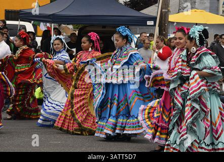 7 maggio 2016 - Modesto, California, Stati Uniti - la popolare Cinco de Mayo Parade è tornata a Crows Landing Road a Modesto sabato 7 maggio 2016. Il colorato evento annuale è sponsorizzato dal South Modesto Businesses United e attira centinaia di spettatori e partecipanti. Le voci includevano band, ballerini folklorico e molto altro. Qui, i membri del Ballet Folklorico Los Falcones si esibiscono lungo il percorso. (Immagine di credito: © Deke Farrow/Modesto Bee via cavo ZUMA) Foto Stock