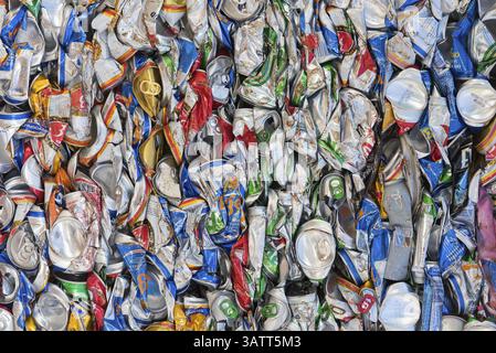 VUNG TAU, VIETNAM - 28 AGOSTO 2015: Un sacco di lattine di birra vuote deformate a causa della compressione. L’inquinamento e l’utilizzo dei rifiuti sono diventati un’attività di pr globale Foto Stock