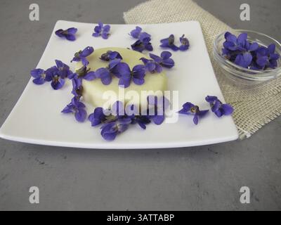 Sapone fatto in casa con viola e fragranza viola Foto Stock