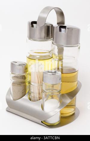 Bottiglie con spezie: Sale, pepe nero, aceto e olio d'oliva Foto Stock