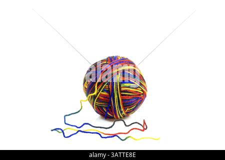 Palla di lana colorata con aghi per maglieria - opzionale Foto Stock