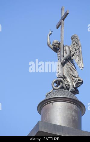 ST. PIETROBURGO, RUSSIA - 29 GIUGNO 2011: Una scultura di un angelo in cima alla colonna di Alessandro, il punto focale di Piazza del Palazzo. La faccia dell'angelo B. Foto Stock