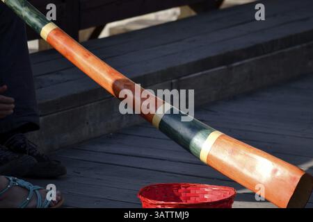 Didgeridoo - un musicista suona questo strumento a fiato come musicista di strada Foto Stock