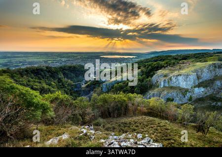 Cheddar Gorge; guardando verso Cheddar dalla cima della gola; Somerset; Regno Unito Foto Stock