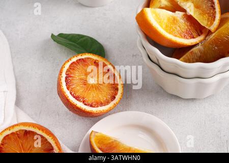 Piatto con gustose arance sul tavolo chiaro Foto Stock