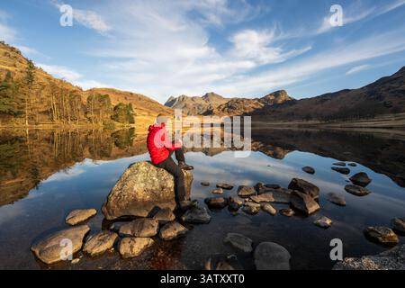 Walker nel distretto del lago Blea Tarn Foto Stock
