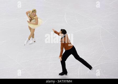 Sabato 2 aprile 2016: Alexa Scimeca e Chris Knierim (USA) pattinano nel Pairs Free Skate Program al Campionato Mondiale Internazionale Skating Union tenutosi al TD Garden di Boston, Massachusetts. Eric Canha/CSM(immagine di credito: © Eric Canha/CSM tramite filo ZUMA) Foto Stock