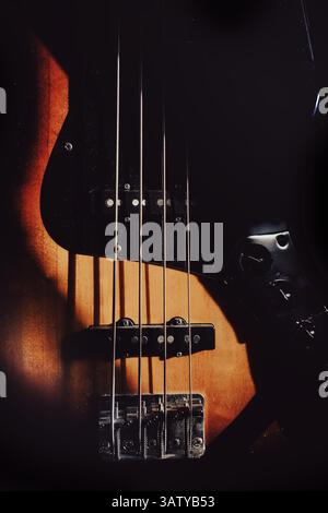Interessante illuminazione di un basso a quattro corde. Foto Stock