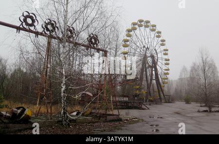 27 febbraio 2015 - UKR - altalene e una ruota panoramica rimangono in un parco divertimenti abbandonato di Pripyat, Ucraina. L'apertura del parco era prevista per il 1° maggio 1986, in occasione delle celebrazioni del giorno di maggio sovietico. Non si è mai aperta, poiché il disastro di Chernobyl è avvenuto il 26 aprile 1986, una settimana prima dell'apertura. (Immagine di credito: © Claudia Himmelreich/TNS tramite filo ZUMA) Foto Stock