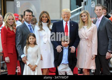 21 aprile 2016 - New York, NY, Stati Uniti d'America - 21 aprile 2016 New York City..Tiffany Trump, Donald Trump Jr, Kai Trump, Melania Trump, 2016 candidato presidenziale repubblicano Donald Trump, Tristan Trump, Ivanka Trump e Eric Trump si sono presentati sul palco durante il Today Trump Town Hall della NBC al Rockefeller Plaza il 21 aprile 2016 a New York City. (Immagine di credito: © Kristin Callahan/Ace Pictures via ZUMA Press) Foto Stock