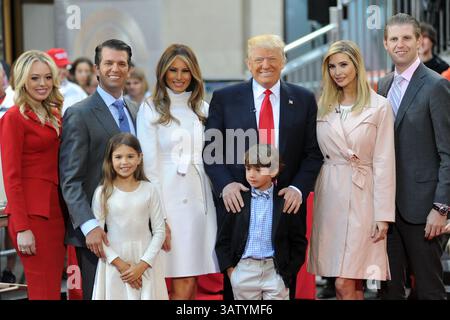 21 aprile 2016 - New York, NY, Stati Uniti d'America - 21 aprile 2016 New York City..Tiffany Trump, Donald Trump Jr, Kai Trump, Melania Trump, 2016 candidato presidenziale repubblicano Donald Trump, Tristan Trump, Ivanka Trump e Eric Trump si sono presentati sul palco durante il Today Trump Town Hall della NBC al Rockefeller Plaza il 21 aprile 2016 a New York City. (Immagine di credito: © Kristin Callahan/Ace Pictures via ZUMA Press) Foto Stock