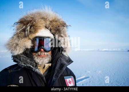 15 marzo 2016 - Ice Camp Sargo, Stati Uniti d'America - Un membro del team di ricerca canadese si è Unito in abiti estremamente freddi all'Ice Camp Sargo Build per l'esercitazione di allenamento ICEX 2016 il 13 marzo 2016 nel Circolo Polare Artico. ICEX 2016 è un esercizio di cinque settimane progettato per ricercare, testare e valutare le capacità operative nella regione (Credit Image: © MC2 Tyler Thompson/Planet Pix via ZUMA Wire) Foto Stock