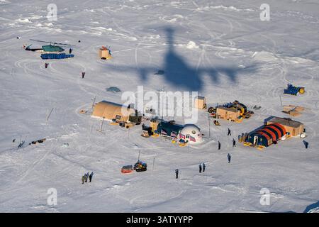 15 marzo 2016 - Ice Camp Sargo, Stati Uniti d'America - l'ombra di un aereo cargo C-17 Globemaster III della U.S. Air Force è vista sopra il campo di ghiaccio multinazionale Sargo dopo le forniture di aeroplano durante l'esercitazione di addestramento ICEX 2016 il 15 marzo 2016 nel circolo polare artico..ICEX 2016 è un esercizio di cinque settimane progettato per ricercare, testare e valutare le capacità operative nella regione. (Immagine di credito: © tra James Richardson/Planet Pix via ZUMA Wire) Foto Stock