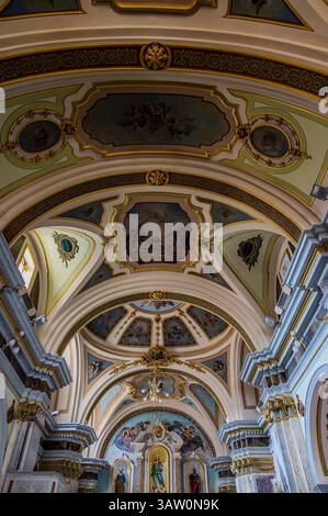 Inizialmente era la chiesa del convento dedicata a Santa chiara. Ha ricevuto il titolo di chiesa parrocchiale dopo la distruzione dell'originale coira Foto Stock