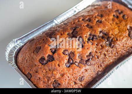 Una pagnotta di pane alla banana appena sfornata con gocce di cioccolato, una deliziosa delizia fatta in casa perfetta per colazione o spuntini Foto Stock