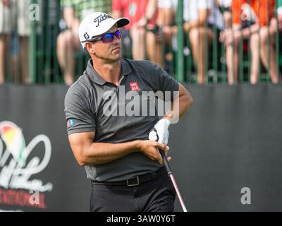 17 marzo 2016 - Orlando, Florida, U. S: Adam Scott dell'Australia guarda la sua palla dal primo tee durante il primo round di golf dell'Arnold Palmer Invitational presentato da Mastercard presso il Bay Hill Club & Lodge di Arnold Palmer a Orlando, Florida. Romeo T Guzman/CSM. (Immagine di credito: © Romeo Guzman/CSM tramite filo ZUMA) Foto Stock