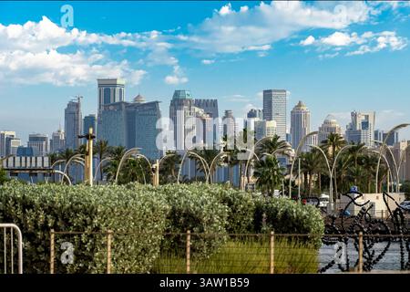 Doha, Qatar - 18 aprile 2025: Vista dello skyline di Doha dal Museo Nazionale del Qatar Foto Stock