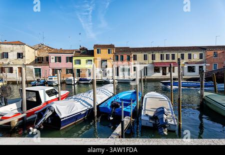 Barche ormeggiate a Canale di Santo Donato con case colorate e negozi a Fundamenta Andrea Navagero, Murano, Veneto, Italia Foto Stock