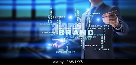 Fumetto con le parole del marchio sullo schermo virtuale. Branding, marketing e pubblicità. Foto Stock